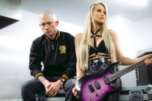 Matt Heafy z TRIVIUM pomáhá kytarové krásce Sophii Lloyd