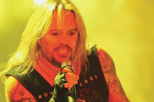 Spark přiváží bombu. Zpěvák MÖTLEY CRÜE v knižním bestselleru!