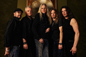 SAXON s kytarou pomůže lídr veteránů DIAMOND HEAD
