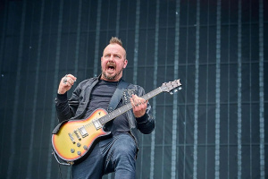 Zpěvák Adam Gontier se po 10 letech objevil na pódiu s THREE DAYS GRACE