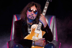Ace Frehley hrozí vykopáním staré špíny, pokud se mu Paul Stanley neomluví za nevhodný komentář