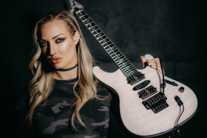 Nita Strauss a Anders Fridén z IN FLAMES společně na zlaté stezce. Nový klip je tu! 