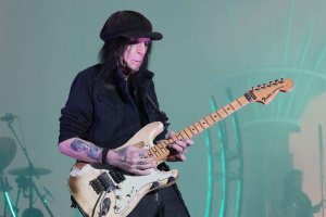 Bývalý kytarista MÖTLEY CRÜE Mick Mars odtajňuje název připravovaného sólového alba