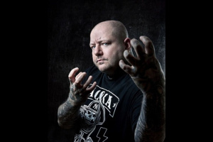 Bývalý bubeník CRADLE OF FILTH a DIMMU BORGIR Nick Barker má problémy se zdravím. Pomozte mu i vy!