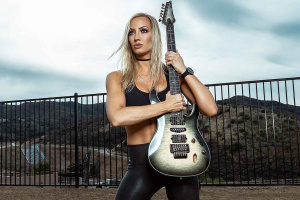 Nita Strauss sdílí klip ke skladbě o online haterech