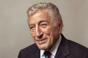 Zemřel legendární zpěvák Tony Bennett, rockeři mu vzdávají hold