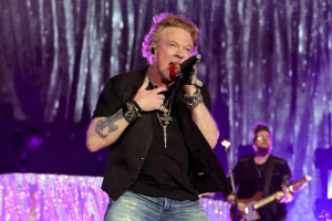 Axl Rose uklouzl na pódiu, z pádu se vykroutil jako mladík