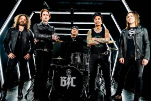 Léto v plném proudu – BUCKCHERRY udělali klip ke své verzi Adamsova „Léta devětašedesátého“