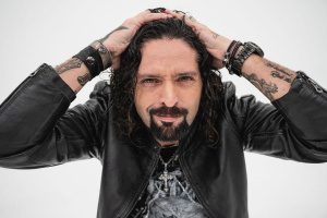 Ronnie Romero se poprvé představí nejen jako zpěvák, ale i jako skladatel