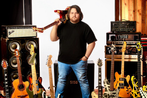 Wolfgang van Halen se v novém klipu MAMMOTH WVH mstí sám sobě