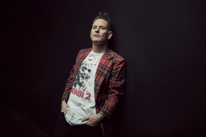 Corey Taylor sdílí song „Talk Sick“, který zní jako když vás „v rytmu SEX PISTOLS bodají včely“