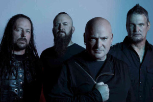 DISTURBED během show nečekaně skropil protipožární systém