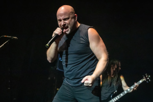 Frontman DISTURBED zastavil show, aby uklidnil malou holčičku