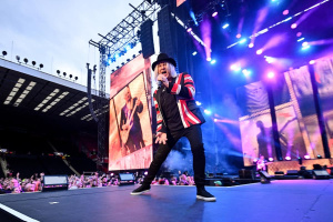DEF LEPPARD oživují vzpomínky na své letošní turné v novém live klipu
