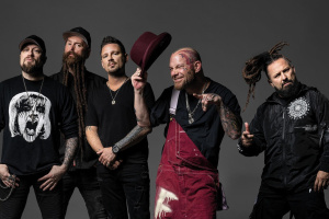 Hrdinský Ivan Moody bojuje v novém klipu FIVE FINGER DEATH PUNCH proti otroctví