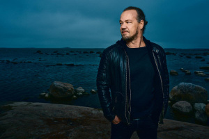 Umělecký projev bez omezení - kytarista AMORPHIS Tomi Koivusaari rozjíždí sólo projekt BJØRKØ