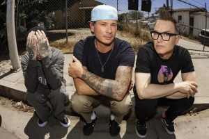 BLINK-182 sdílí titulní skladbu reunionového alba (a ještě něco navíc)