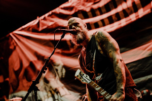 BARONESS v novém klipu září všemi barvami