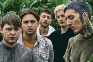 BRING ME THE HORIZON novým singlem vzdávají hold starým časům