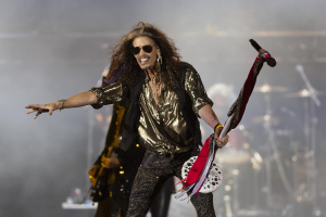 Steven Tyler má zlomený hrtan a AEROSMITH odkládají turné. Stačí se kapela s fanoušky rozloučit? 