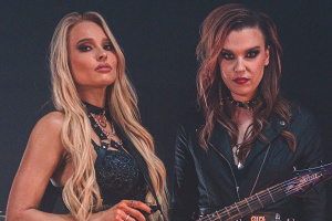 Holky sobě – Lzzy Hale pomáhá Sophii Lloyd s ohlášením jejího debutového alba
