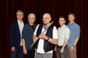 Album „Rokflöte“ přináší intelektuální pohled na severské pohanství. Příští týden ho JETHRO TULL představí v Brně a Praze naživo!