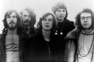 Na svět přišla kapela z bývalých členů KING CRIMSON. Soupeři, či spoluhráči? 