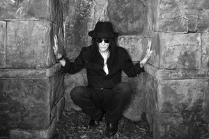 Mick Mars v novém singlu odtajňuje hlas druhého zpěváka na svém sólovém albu