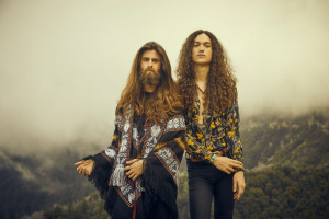CROWN LANDS: Když bicí ovládá frontman