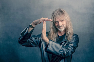 Arjen Lucassen věnoval 300 tisíc z koncertů AYREON na dobrou věc