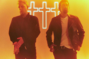 Synťáky a temné emoce: romantici ††† (CROSSES) přijíždí na první českou show