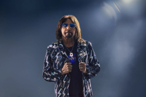 Ace Frehley ve svém novém klipu chodí po Měsíci s ufouny