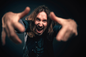 Miloš Meier si v novém klipu Drumming Syndrome pohrává s ohněm MEAN MESSIAH