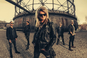 KISSIN´ DYNAMITE přivádějí k životu stadionový rock a s novým albem plánují cestu do Brna