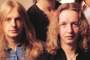 Biografie legendárního kytaristy JUDAS PRIEST: Jak kamarádky dohodily Halforda