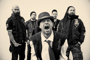 Dubnový Spark uvádí: FIVE FINGER DEATH PUNCH – „Za některé koncerty si sypeme popel na hlavu.“
