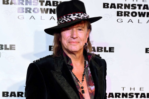 Bývalý kytarista BON JOVI Ritchie Sambora je zpět s novým singlem a chystá tři další