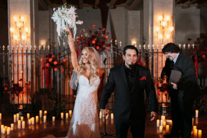 Nita Strauss se vdala, oddal ji zasloužilý wrestler a zazpíval Alice Cooper
