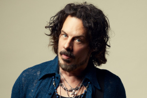 Richie Kotzen zahraje s hvězdnými hosty v unikátním prostředí amfiteátru Loket  
