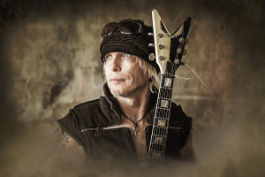 Michael Schenker vzpomíná na éru UFO singlem nahraným se Slashem