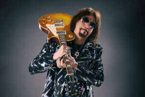 Ace Frehley oznámil rozchod se svojí snoubenkou přímo na pódiu