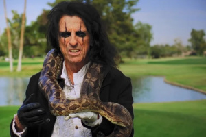 Alice Cooper láká v nové reklamě na nealko koktejl