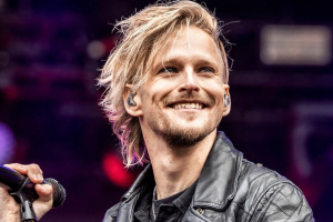 Erik Grönwall roztáčí kolo štěstí a nahrává skladbu v duchu JUDAS PRIEST
