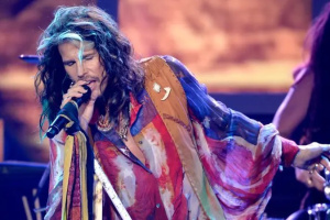 Steven Tyler rozezněl své nemocné hlasivky a po dlouhé době vystoupil naživo 