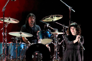 Zatracovaný hříšník Dave Grohl se vrátil na pódium – s NIRVANOU a svojí dcerou 
