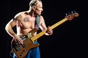 Flea, baskytarista RED HOT CHILI PEPPERS, odkrývá svůj život v nové knize. Předobjednávejte na Sparkshopu