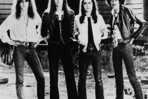 Poslechněte si akustickou verzi „Shades of a Blue Orphanage“ od THIN LIZZY