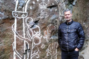 Tajemná Brána do Morie: Kultovní malba, noční rituály a neznámý ochránce
