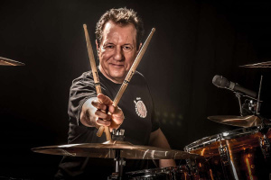 Legendární bicmen SCORPIONS oživuje osmdesátky kolekcí cover verzí