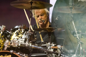 Bubeník Frank Beard musel odstoupit z turné ZZ TOP kvůli zdravotním potížím